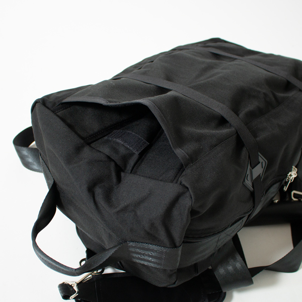 底面にリュックのショルダーが隠れています(BLACK&BLACK )