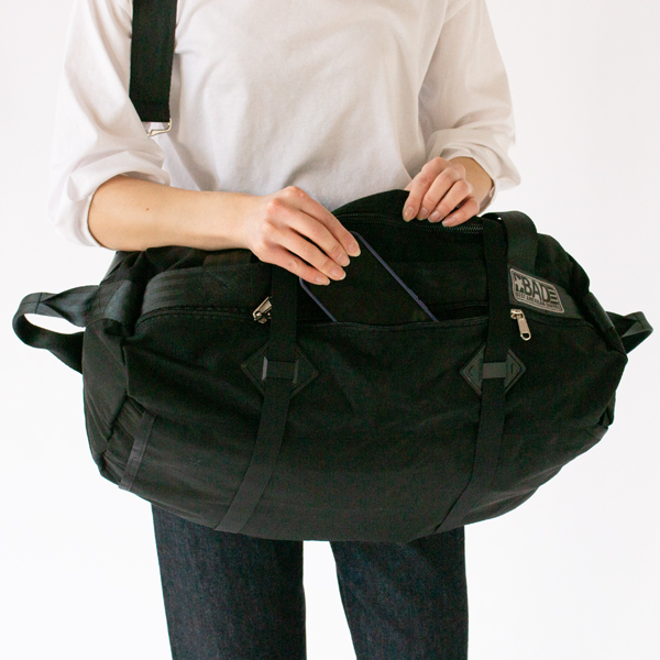 すぐ出したいものはサイドポケットが便利です(BLACK&BLACK )