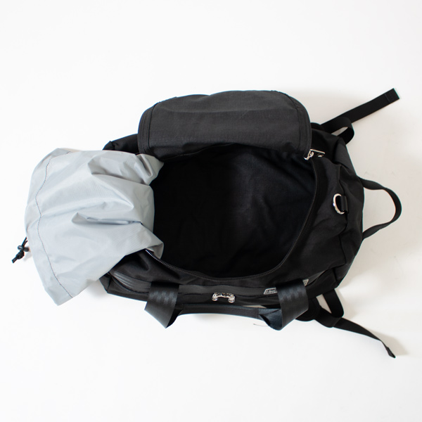 中に巾着収納が取り付けられています(BLACK&BLACK )