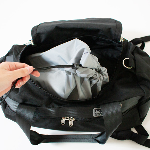 靴や着用後の服などを収納するのに便利(BLACK&BLACK )
