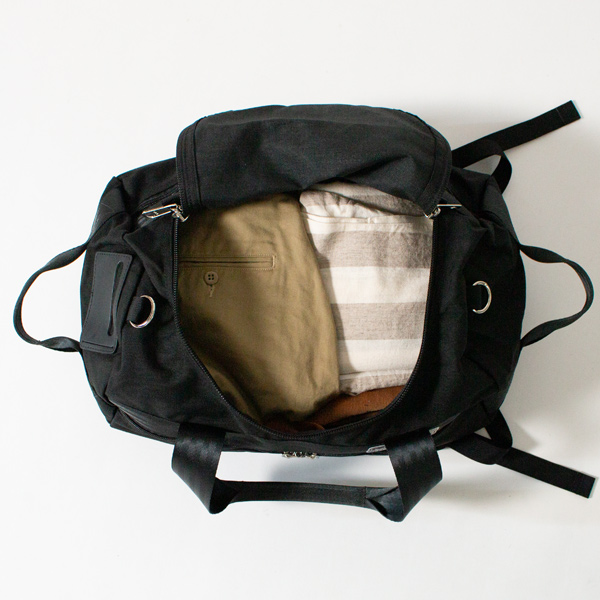 一泊分の荷物を入れて(BLACK&BLACK )