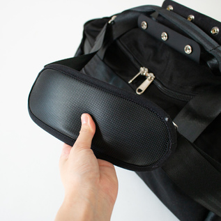 肩にのせる部分は滑り止め付き(BLACK&BLACK )