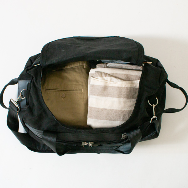 一泊分の荷物を入れて(BLACK&BLACK )