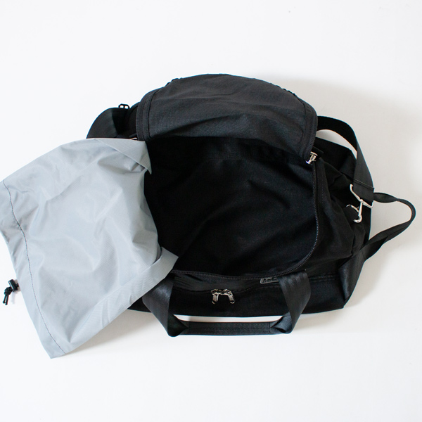 本体に巾着収納が取り付けられています(BLACK&BLACK )