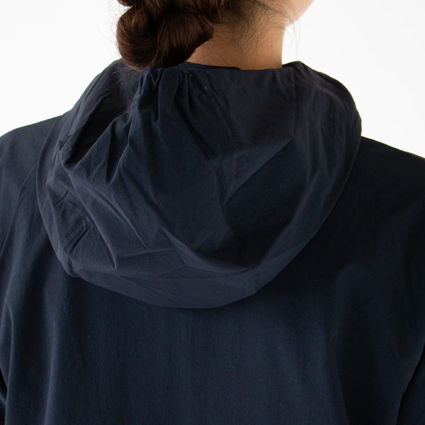 フードの上部分がゴム仕様になっています フードの上部分がゴム仕様になっています