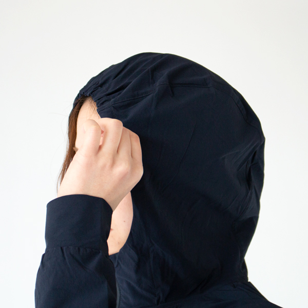 フードの上部分がゴム仕様になっています フードの上部分がゴム仕様になっています