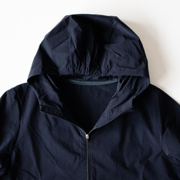 フードの上部分がゴム仕様になっています フードの上部分がゴム仕様になっています