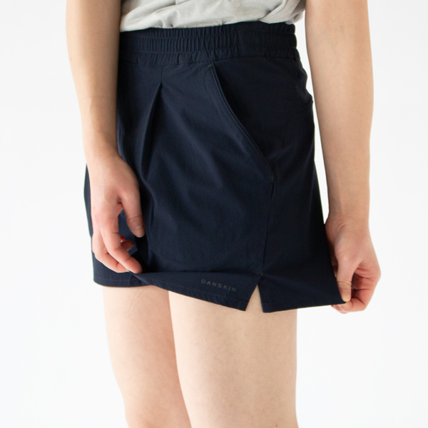 伸縮性のある生地です(Dネイビー/L・身長162cm) 伸縮性のある生地です(Dネイビー/L・身長162cm)