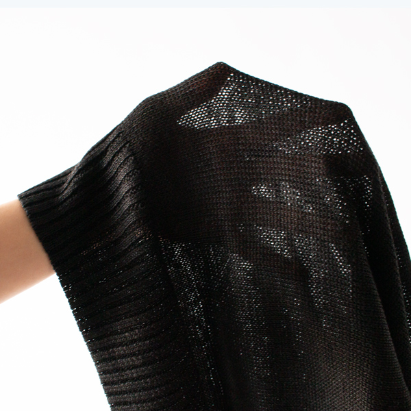 透け感がヘルシーなニットです(BLACK)