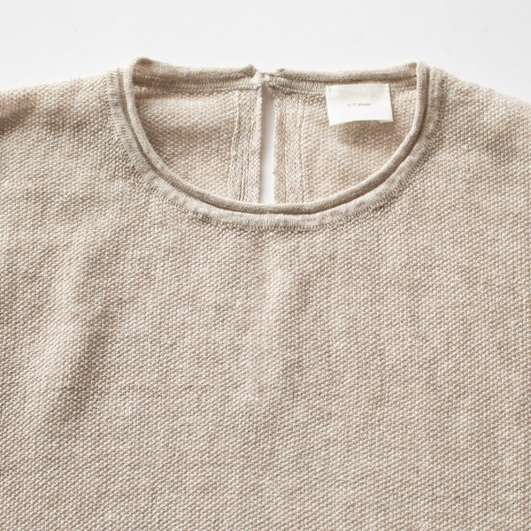 コンパクトな首元(BEIGE)