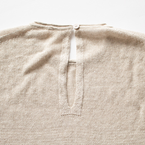 首の後ろのボタンで着脱します(BEIGE)