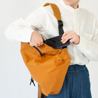 背負ったままものの出し入れも便利(OCHER BROWN) 背負ったままものの出し入れも便利(OCHER BROWN)