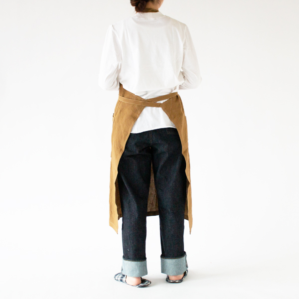 付属の首紐を取り付けてフルエプロンとして(BROWN)