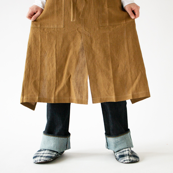 深めのスリットで座ったまま足が開けます(BROWN)