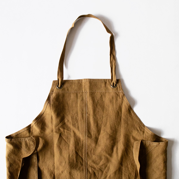 付属の首紐を取り付けて着る時(BROWN)