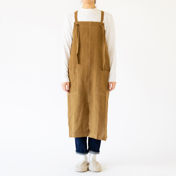 腰紐を前のホールに通してハングエプロンとして(BROWN)