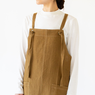 紐は前で結んで留めます(BROWN) 紐は前で結んで留めます(BROWN)