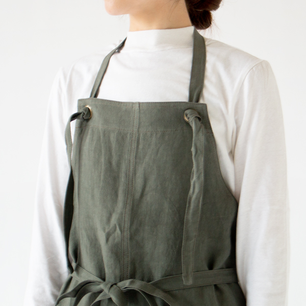 二通りの着方ができるエプロンです(KHAKI)