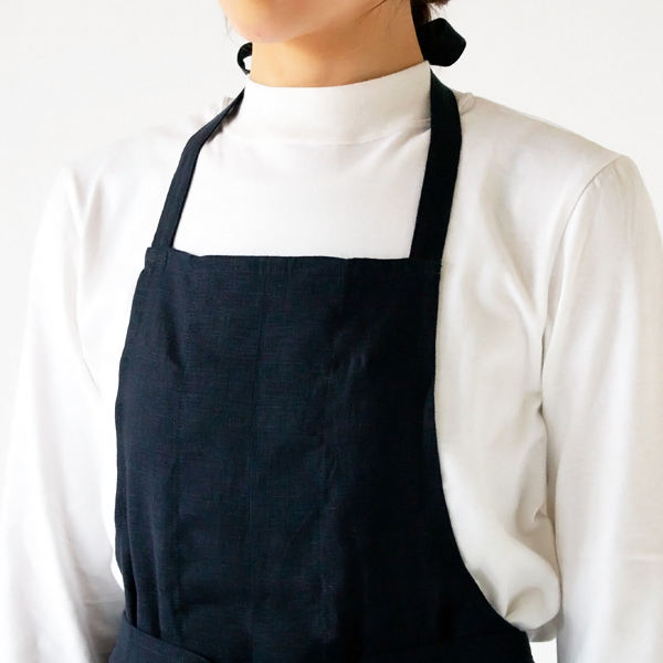 品よく着こなせるエプロンです(NAVY)
