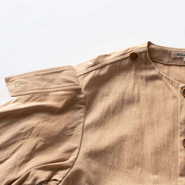 デザインポイントの肩の肩章(BEIGE)
