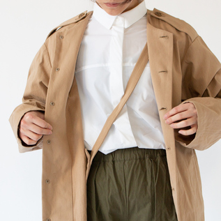 左肩からつけられた紐ベルトはコート内側のボタンに留められます(BEIGE) 左肩からつけられた紐ベルトはコート内側のボタンに留められます(BEIGE)