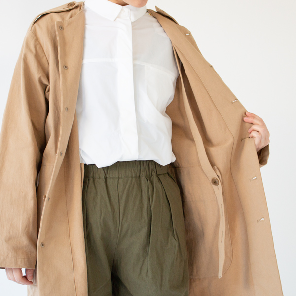 紐ベルトを使わないときは、左身頃裏のボタンに留めておくことができます(BEIGE)