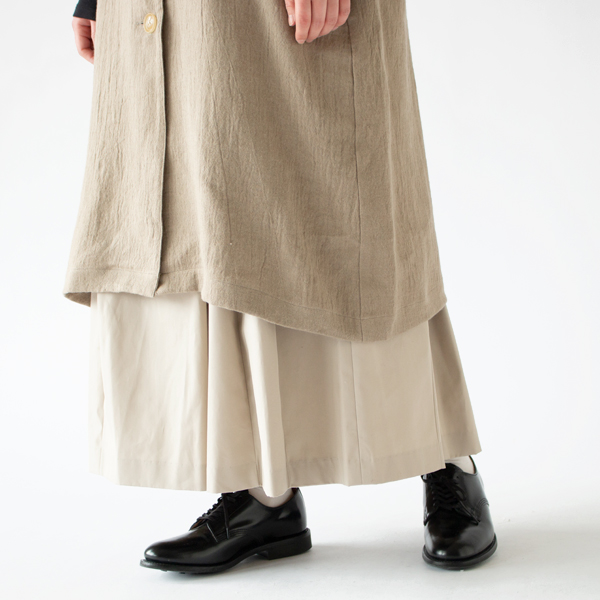 スカートとも相性良く着られる丈感(BEIGE)