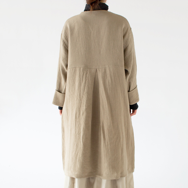 背中のヨークとヨーク下のタック(BEIGE)