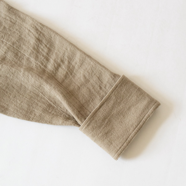 袖を折ったところ(BEIGE)