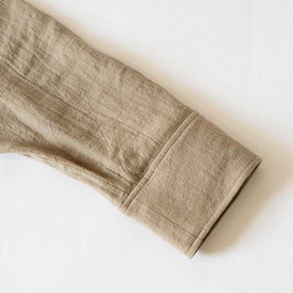 袖を伸ばしたところ(BEIGE)