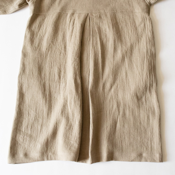 ドレープが美しい後ろ姿(BEIGE)