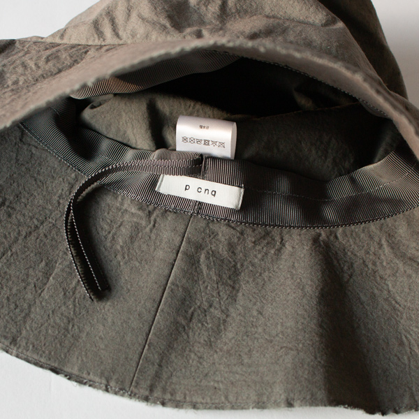 内側の紐で着用感を調節できます(別注DARK GREY)