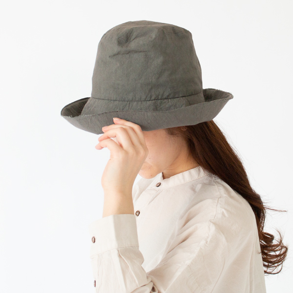 縁を折ってかぶれます(別注DARK GREY)