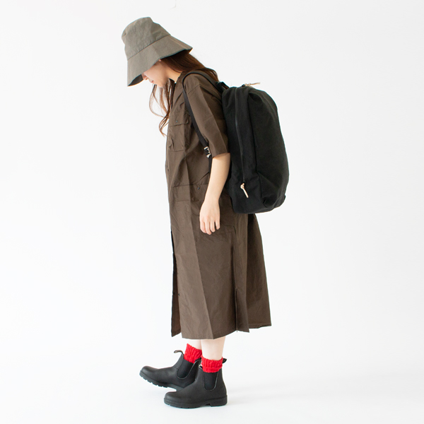 アウトドアシーンにも(別注DARK GREY)