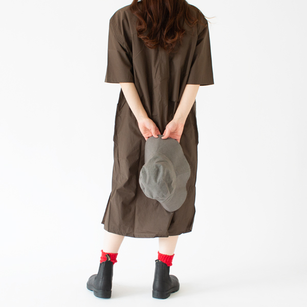 とても軽やかな帽子です(別注DARK GREY)