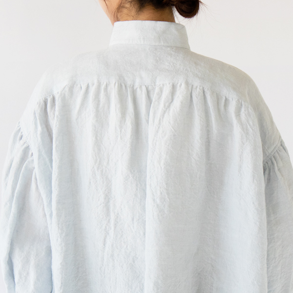 背中にもたっぷりギャザーが寄せられています(SAX) 背中にもたっぷりギャザーが寄せられています(SAX)