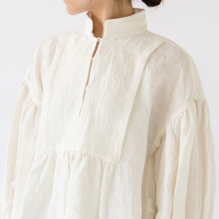 特徴的な胸元のボサム(WHITE) 特徴的な胸元のボサム(WHITE)