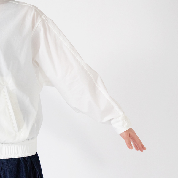 ゆとりのある腕周り(WHITE・身長162cm)