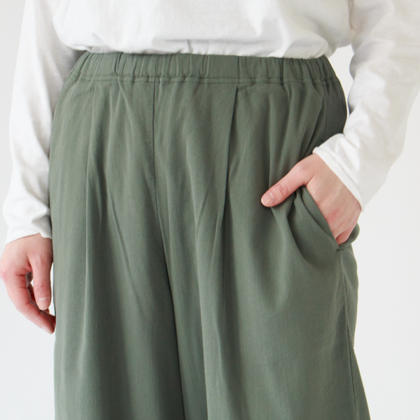 タック入りのパンツ。左右にはポケットが付いています(DARK GREEN)
