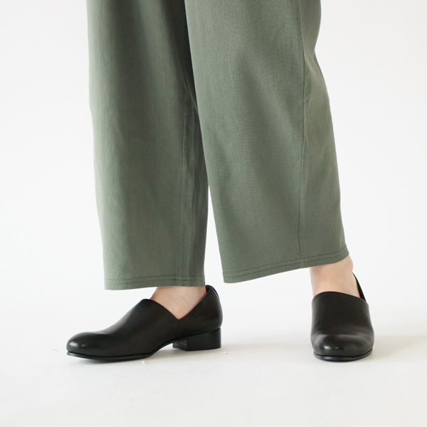 緩やかなテーパードがかかった、シルエットの綺麗なパンツ(DARK GREEN)