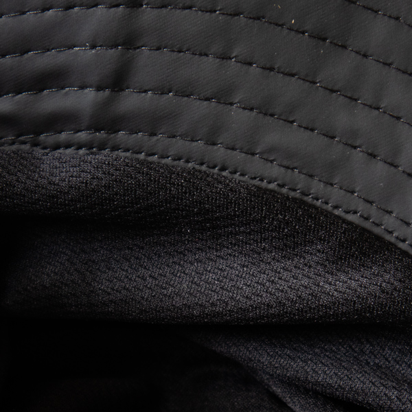内側はメッシュで蒸れにくい(01 Black)