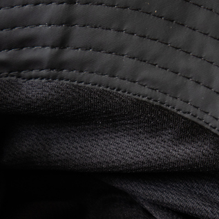 内側はメッシュで蒸れにくい(01 Black)