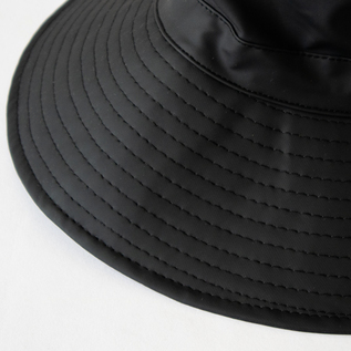 ステッチがほどこされた広めのツバ(01 Black)