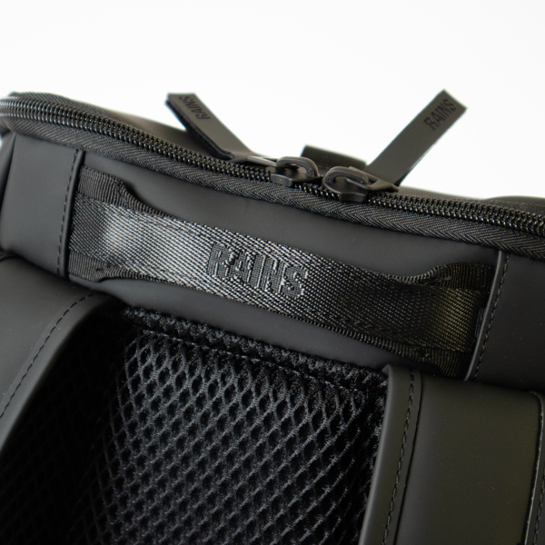 RAINSのブランド名入りの持ち手(01 Black)
