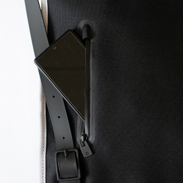 サイドにスマホなど小物収納できるポケットがついています(11 Flint)