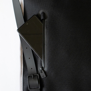 サイドにスマホなど小物収納できるポケットがついています(11 Flint)