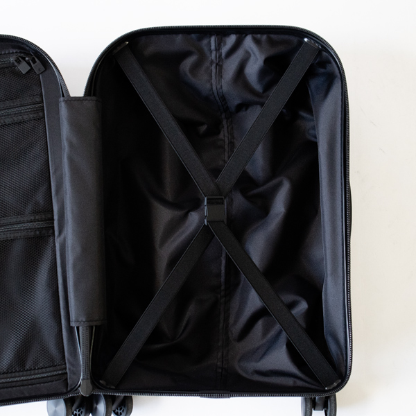 右側はバックルで荷物を固定できます(01 Black)