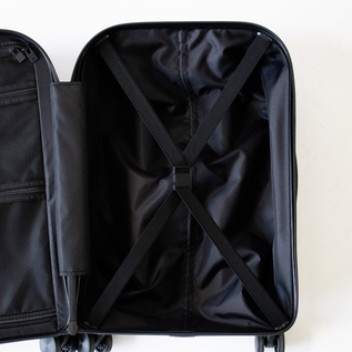 右側はバックルで荷物を固定できます(01 Black) 右側はバックルで荷物を固定できます(01 Black)