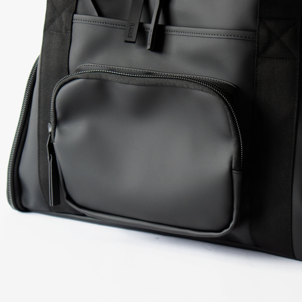 フロントのポーチのようになったポケット(01 Black)