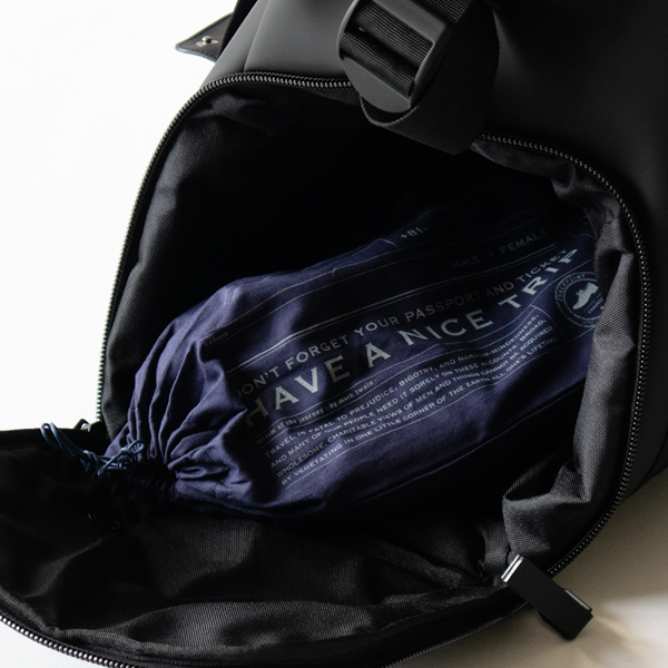 サイドには靴を入れたり(01 Black)